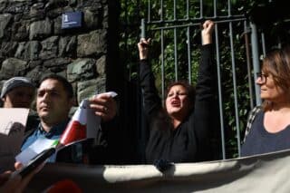 Iranka u suzama rezala kosu na prosvjedu u Zagrebu