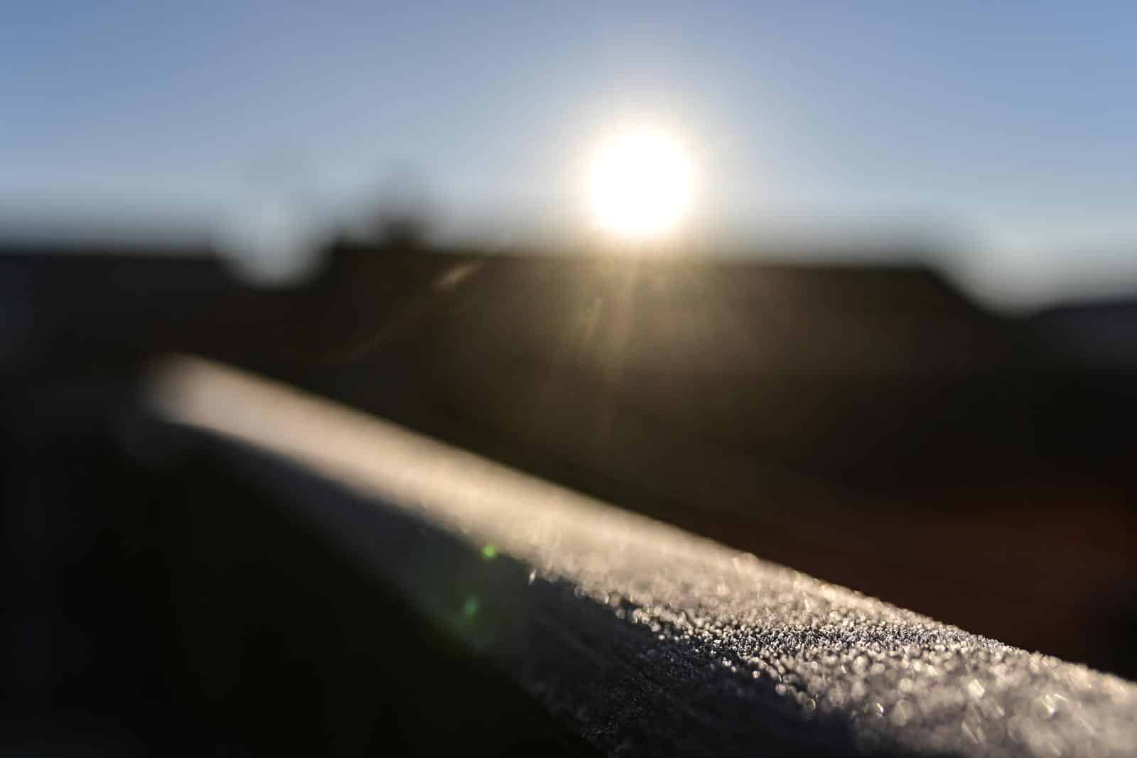 Mraz tijekom hladnog i sunčanog jutra