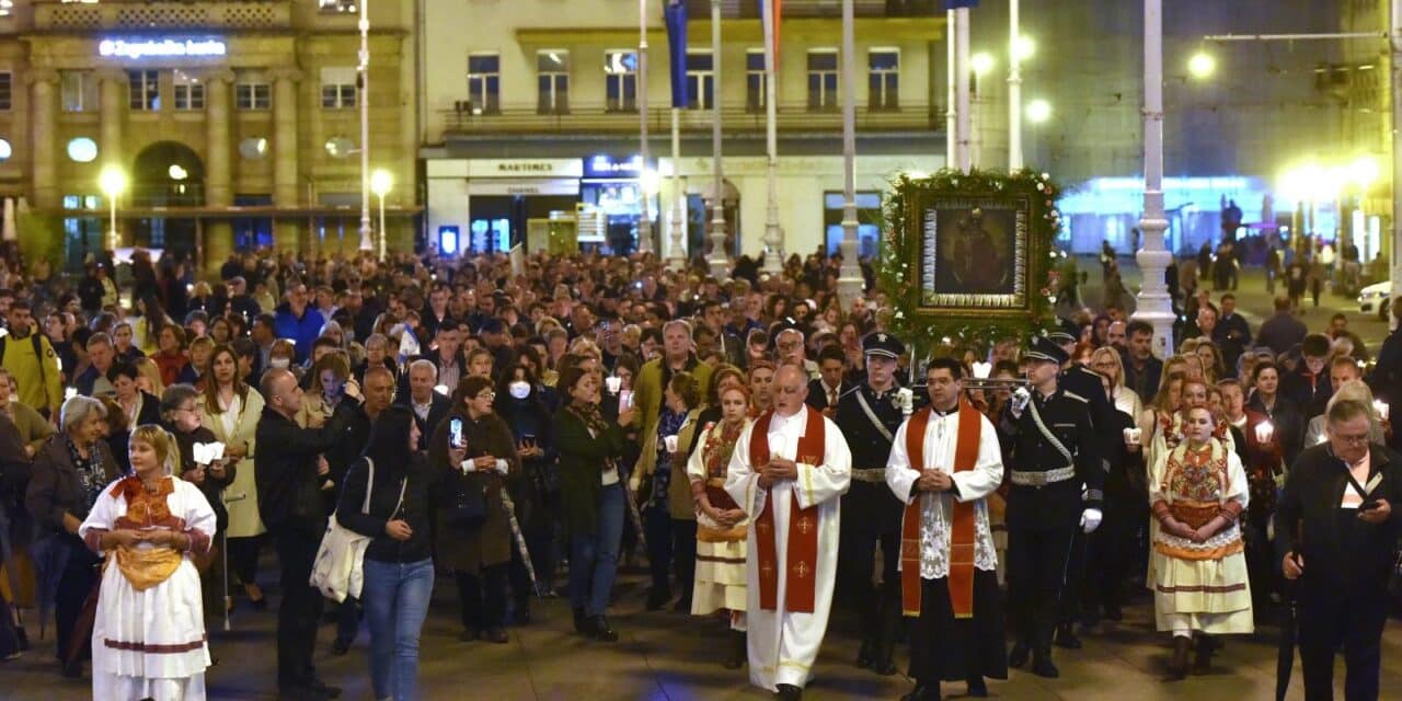 Misa ispred zagrebačke katedrale kao dio svetkovine Majke Božje od Kamenitih vrata