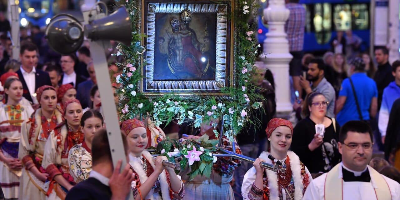 Procesija povodom blagdana zaštitnice Grada Zagreba Majke Božje od Kamenitih vrata