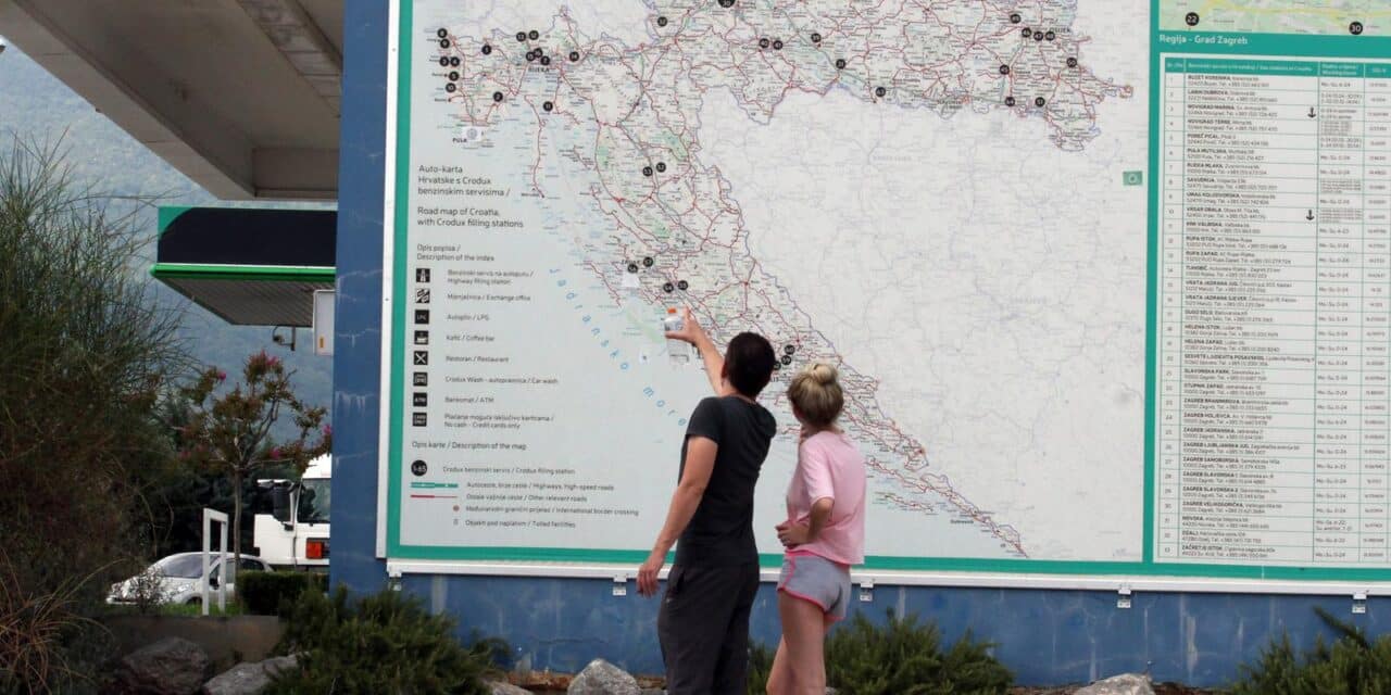 Turisti prou?avaju veliku autokartu Hrvatske