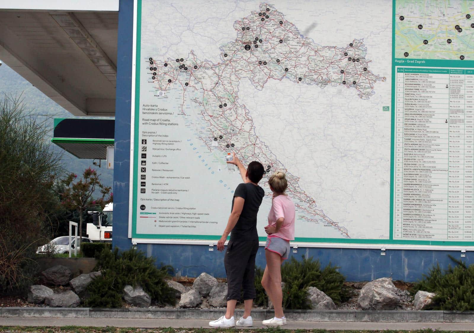 Turisti prou?avaju veliku autokartu Hrvatske
