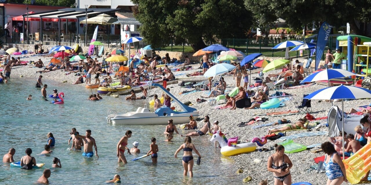 Turisti uživaju na plaži u Banjolama