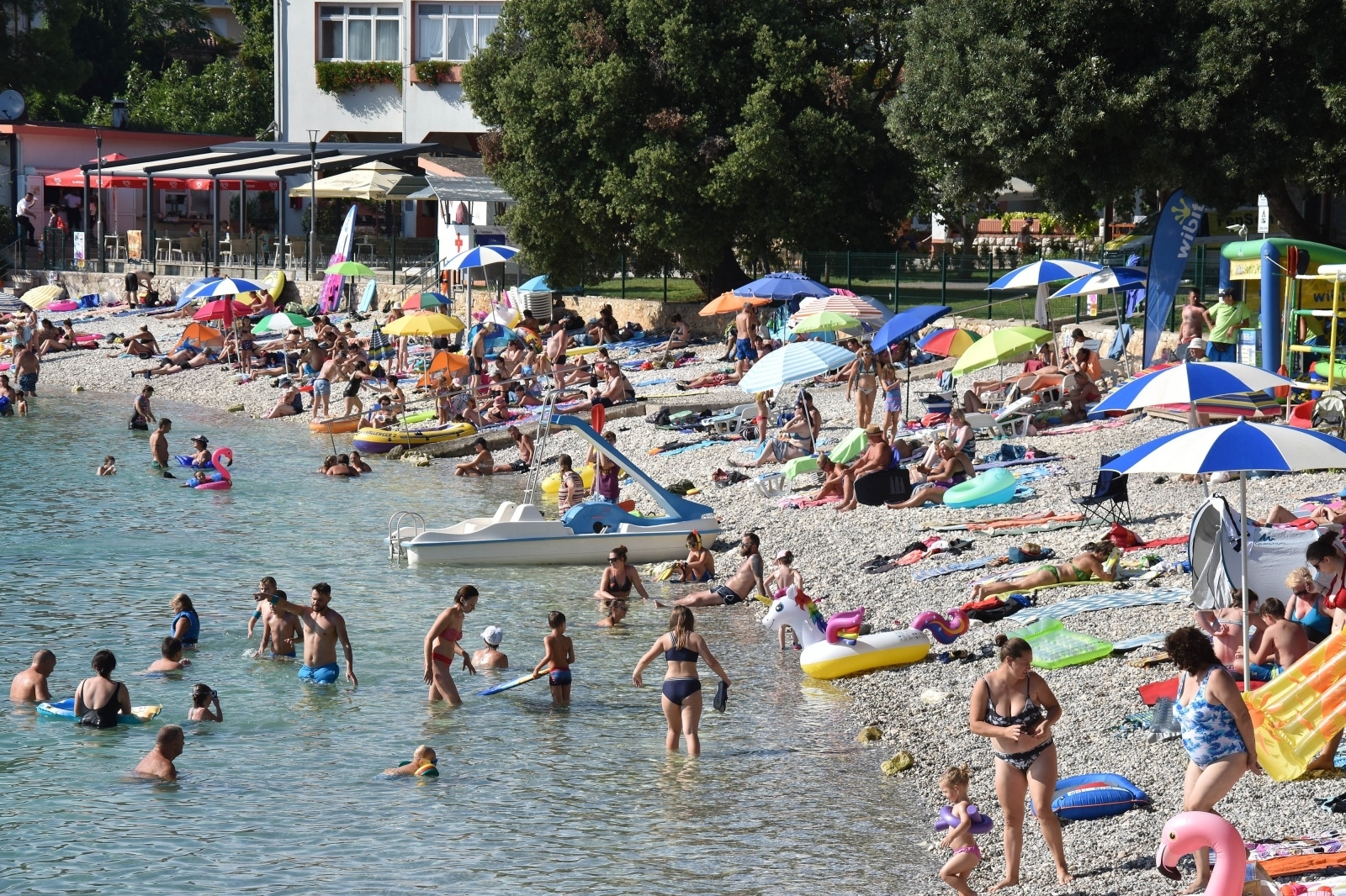 Turisti uživaju na plaži u Banjolama