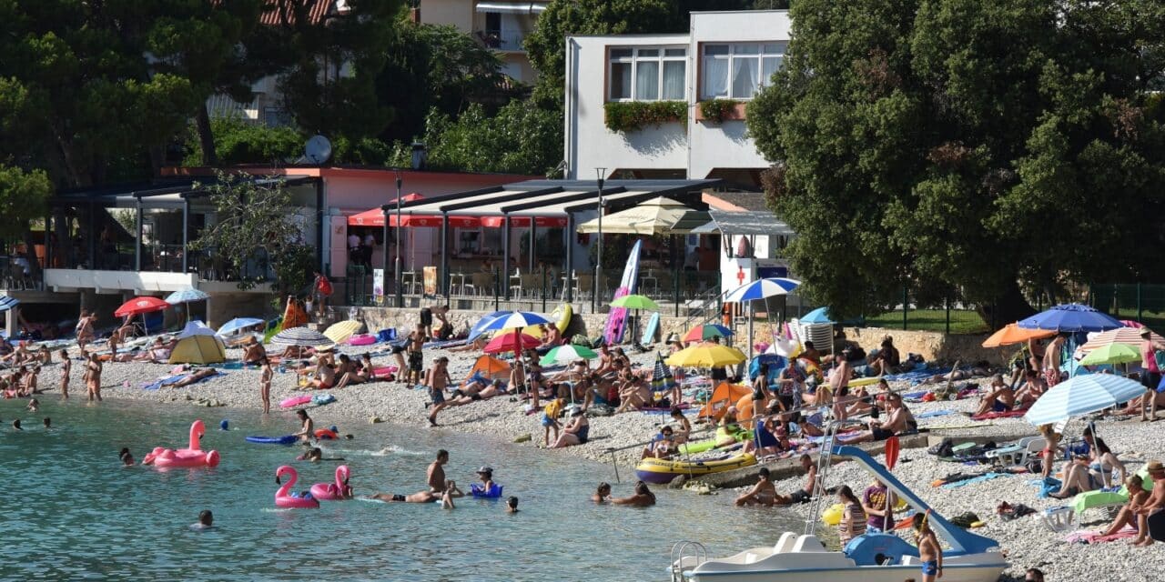 Turisti uživaju na plaži u Banjolama