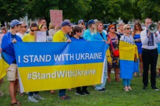 Zagreb: Na Trgu dr. Franje Tuđmana organiziran prosvjed zbog pokolja ukrajinskih zarobljenika