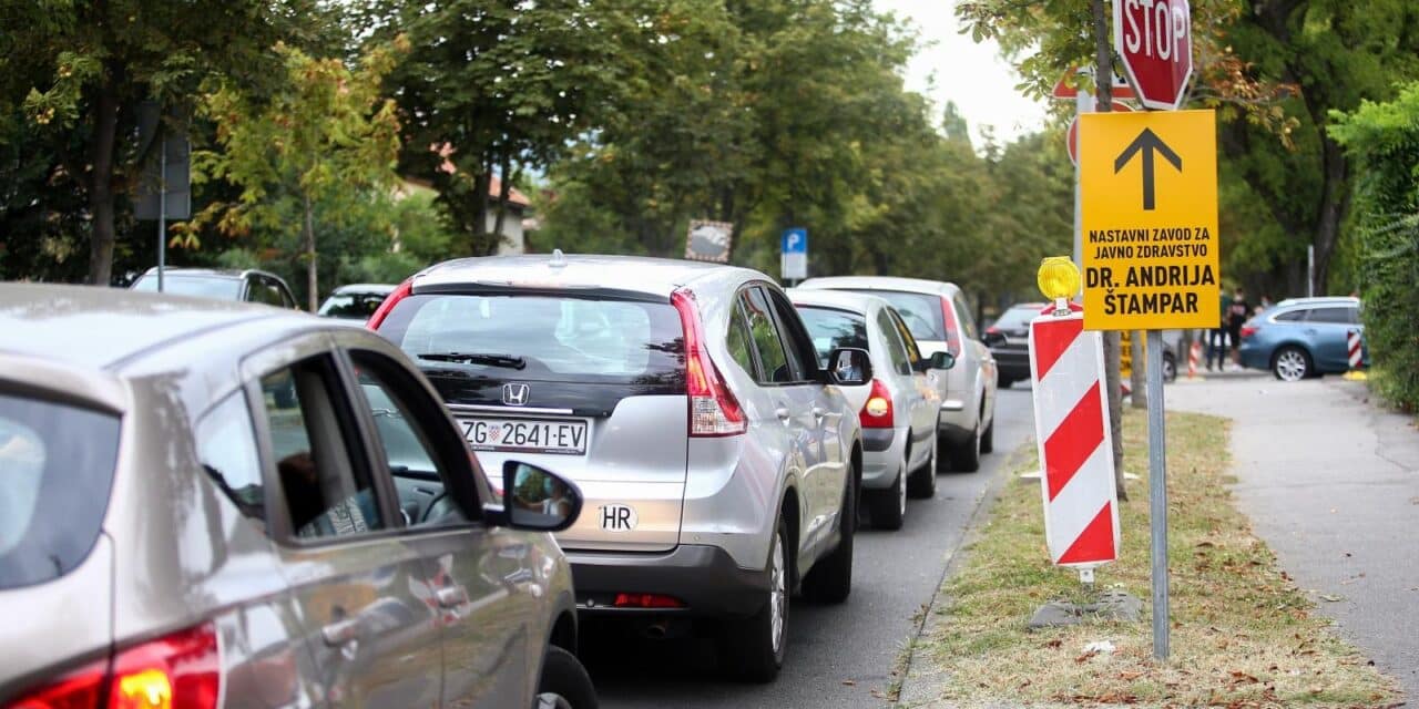 Gužva za testiranje na koronu u Zagrebu, auti stoje u koloni