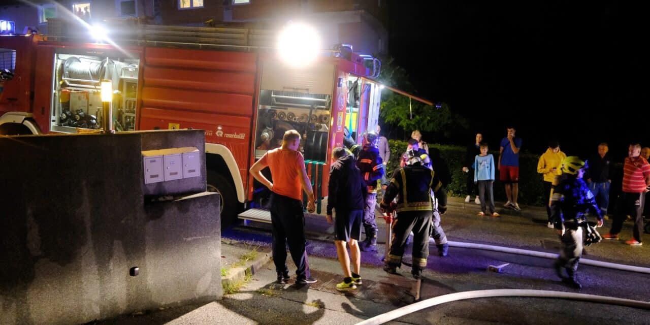 Vatrogasci gase požar na kući u Sesvetama u koju je tijekom nevremena udario grom