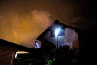 Vatrogasci gase požar na kući u Sesvetama u koju je tijekom nevremena udario grom