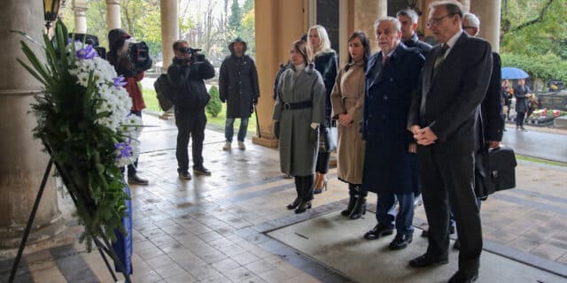 Zagreb: Gradonačelnik Bandić povodom blagdana Svih svetih na Mirogoju položio vijence i zapalio svijeće