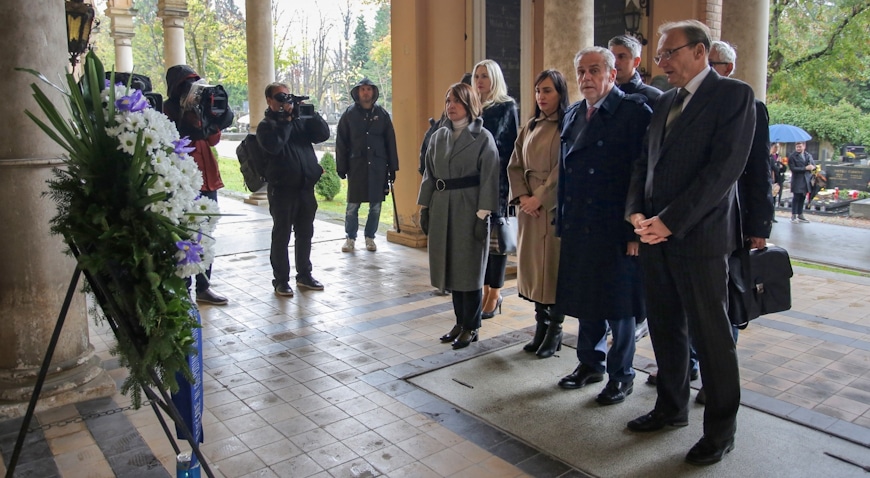 Zagreb: Gradonačelnik Bandić povodom blagdana Svih svetih na Mirogoju položio vijence i zapalio svijeće
