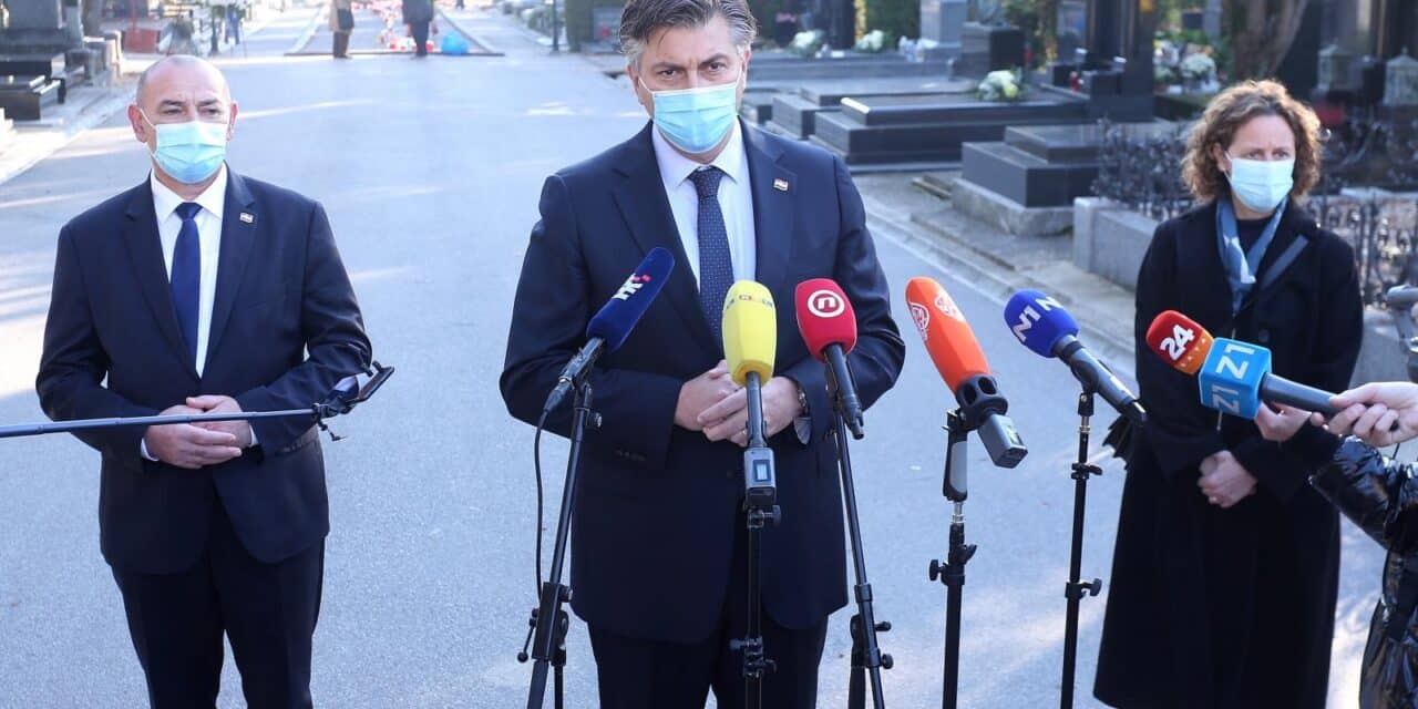 Zagreb: Premijer Plenković sa suradnicima obišao groblje Mirogoj