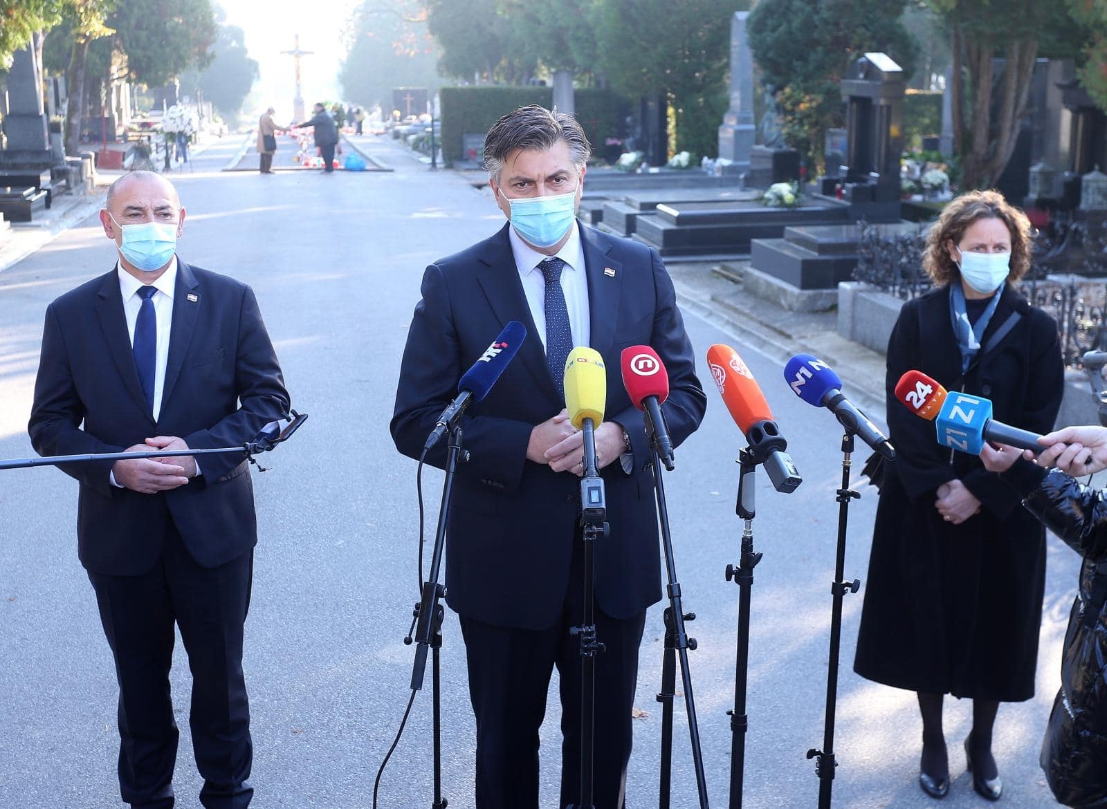 Zagreb: Premijer Plenković sa suradnicima obišao groblje Mirogoj