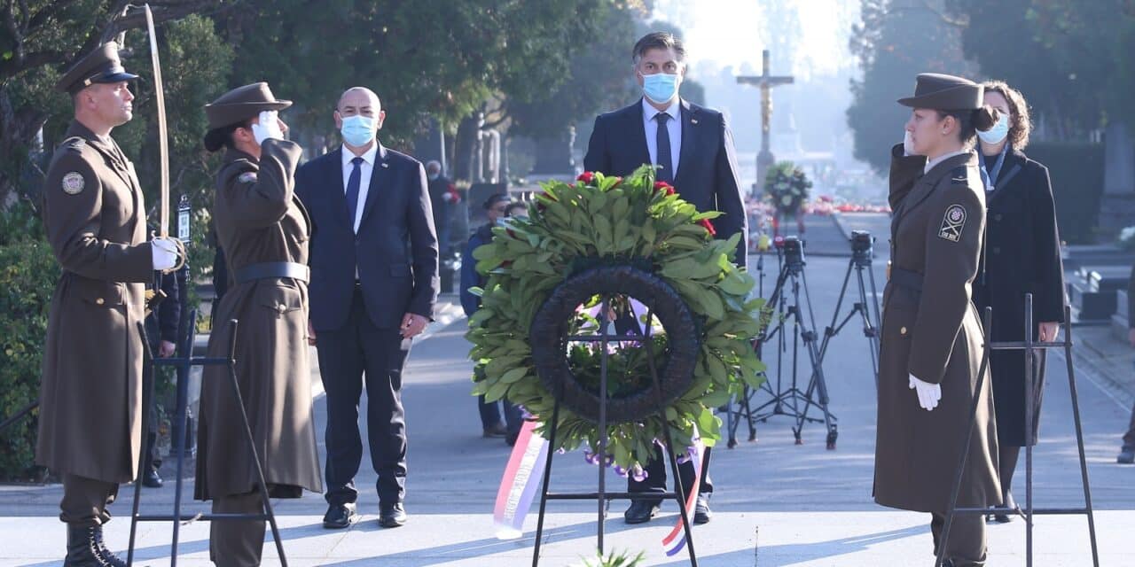 Zagreb: Premijer Plenković sa suradnicima obišao groblje Mirogoj