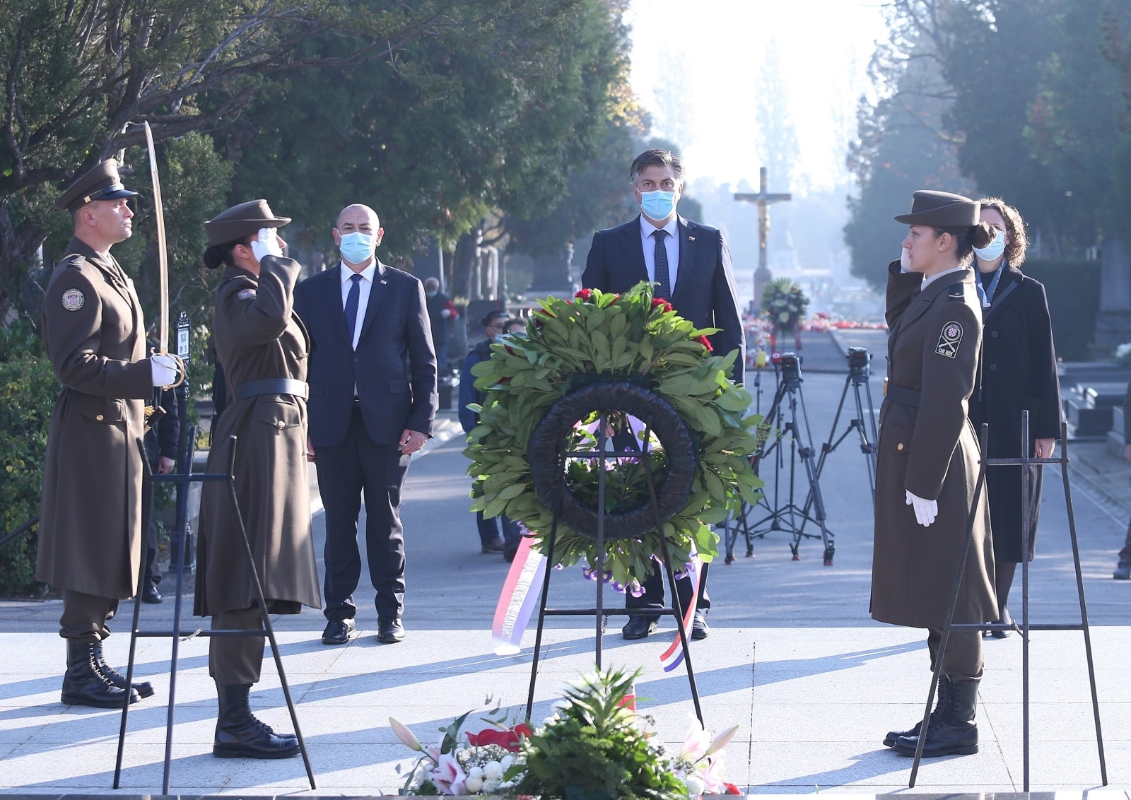 Zagreb: Premijer Plenković sa suradnicima obišao groblje Mirogoj