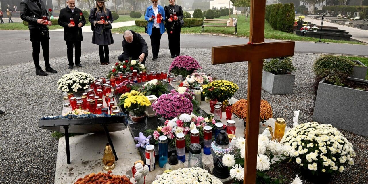 Zagreb: Slavko Kojić sa suradnicima položio vijenac na grobu Milana Bandića