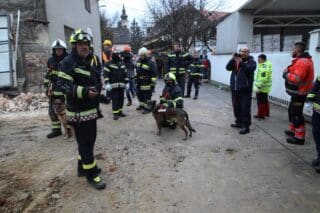 Petrinja: Vatrogasci dobili lažnu dojavu o urušenoj kući u kojoj se nalazi žena i dijete