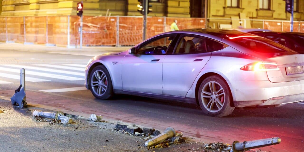 Zagreb: BMW-om uletio u suprotni smjer, izazvao sudar pa pobjegao