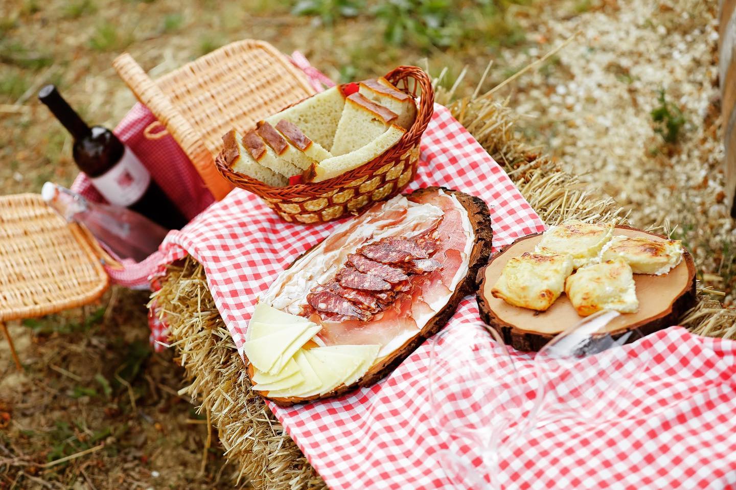 Piknik košarica Košarica puna domaćih delicija i vina _Vina Kos Jurišić