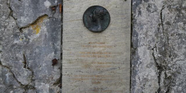 Spomen-ploca-s-medaljonom-Milke-trnine-na-Donjim-jezerima-1-1
