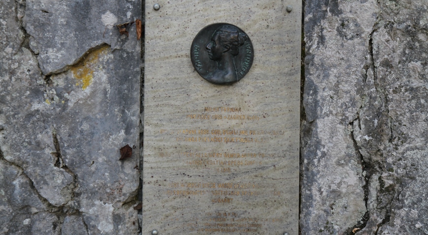 Spomen-ploca-s-medaljonom-Milke-trnine-na-Donjim-jezerima-1-1