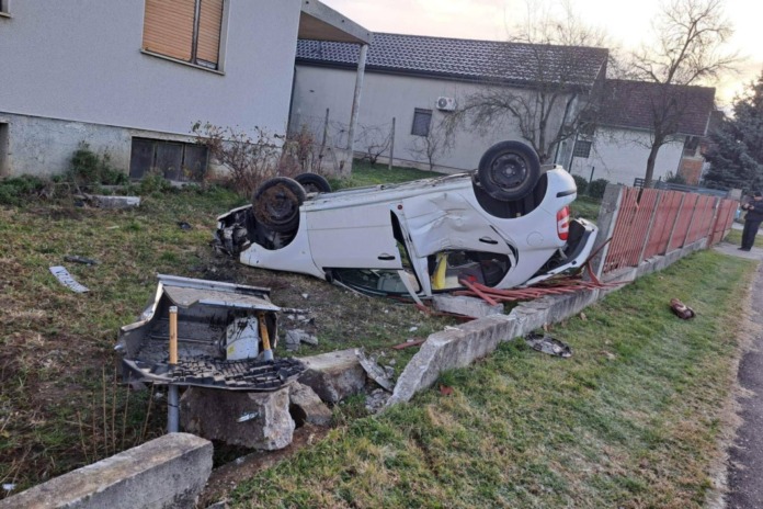 auto_na_krovu_intervencija_vatrogasaca2-696×464