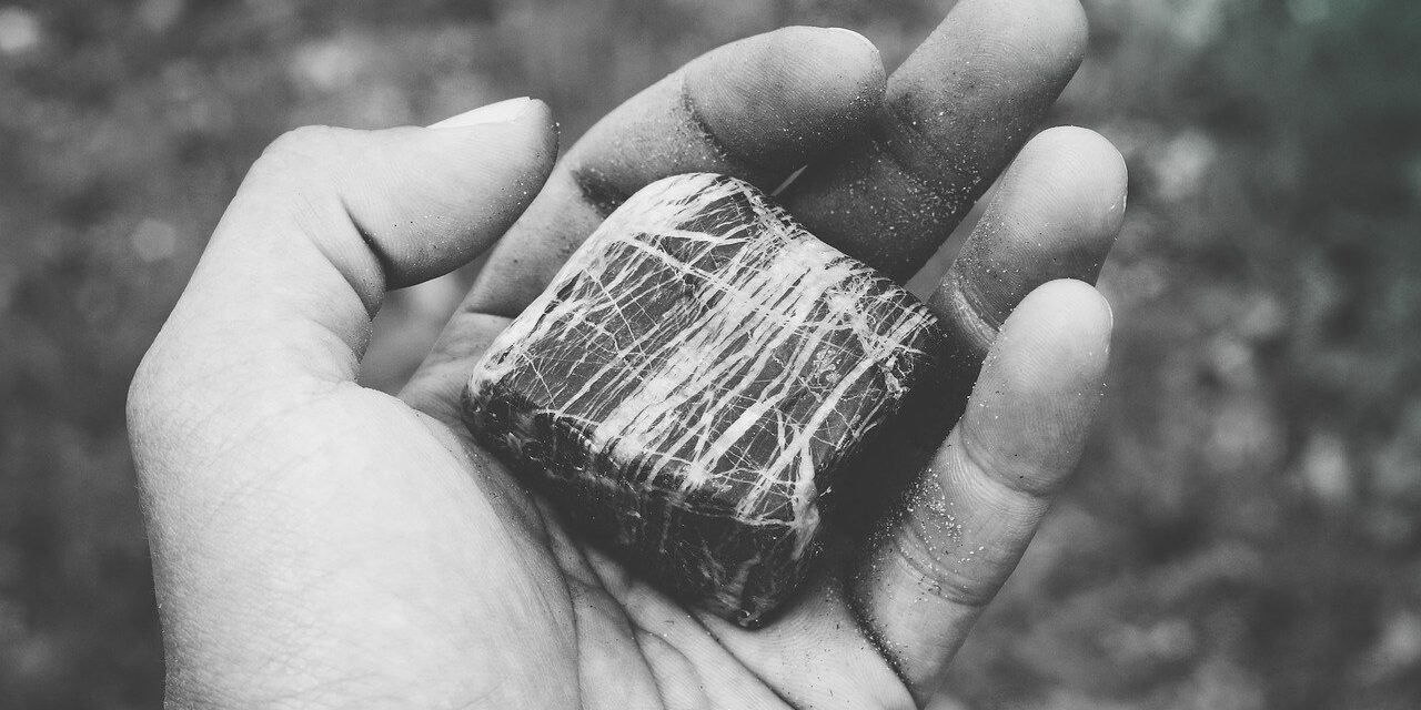 black-and-white-1845890_1280