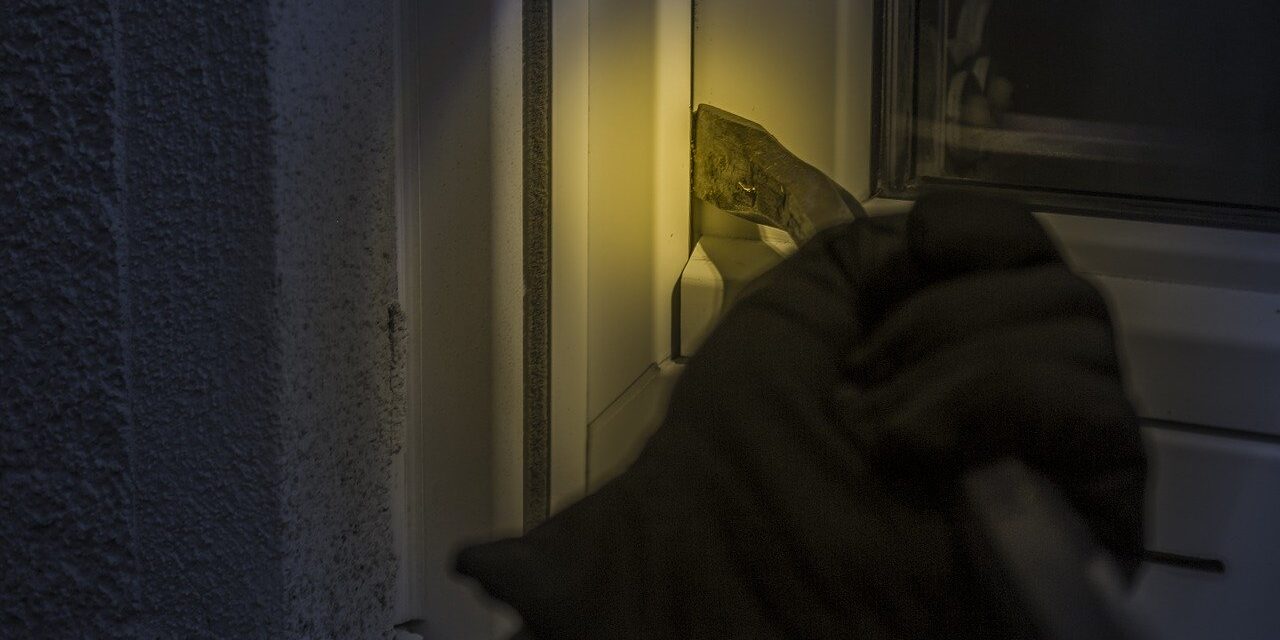 burglar-1678883_1280-1