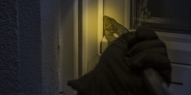 burglar-1678883_1280-768×512-1-1