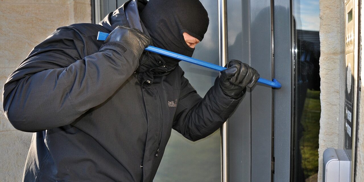 burglar-3718381_1280