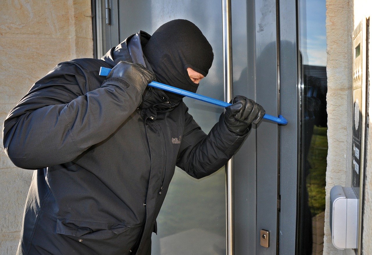 burglar-3718381_1280-1