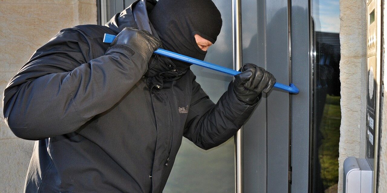 burglar-3718381_1280