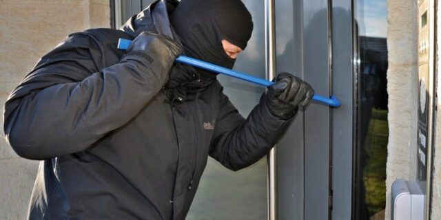 burglar-3718381_1280-768×527-1