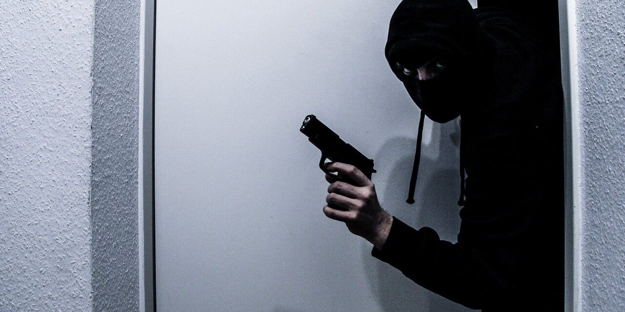 burglar-3958612_1280-2