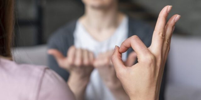 couple-talking-using-sign-language-696×464