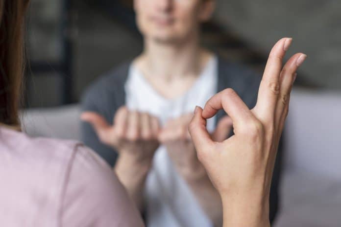 couple-talking-using-sign-language-696×464