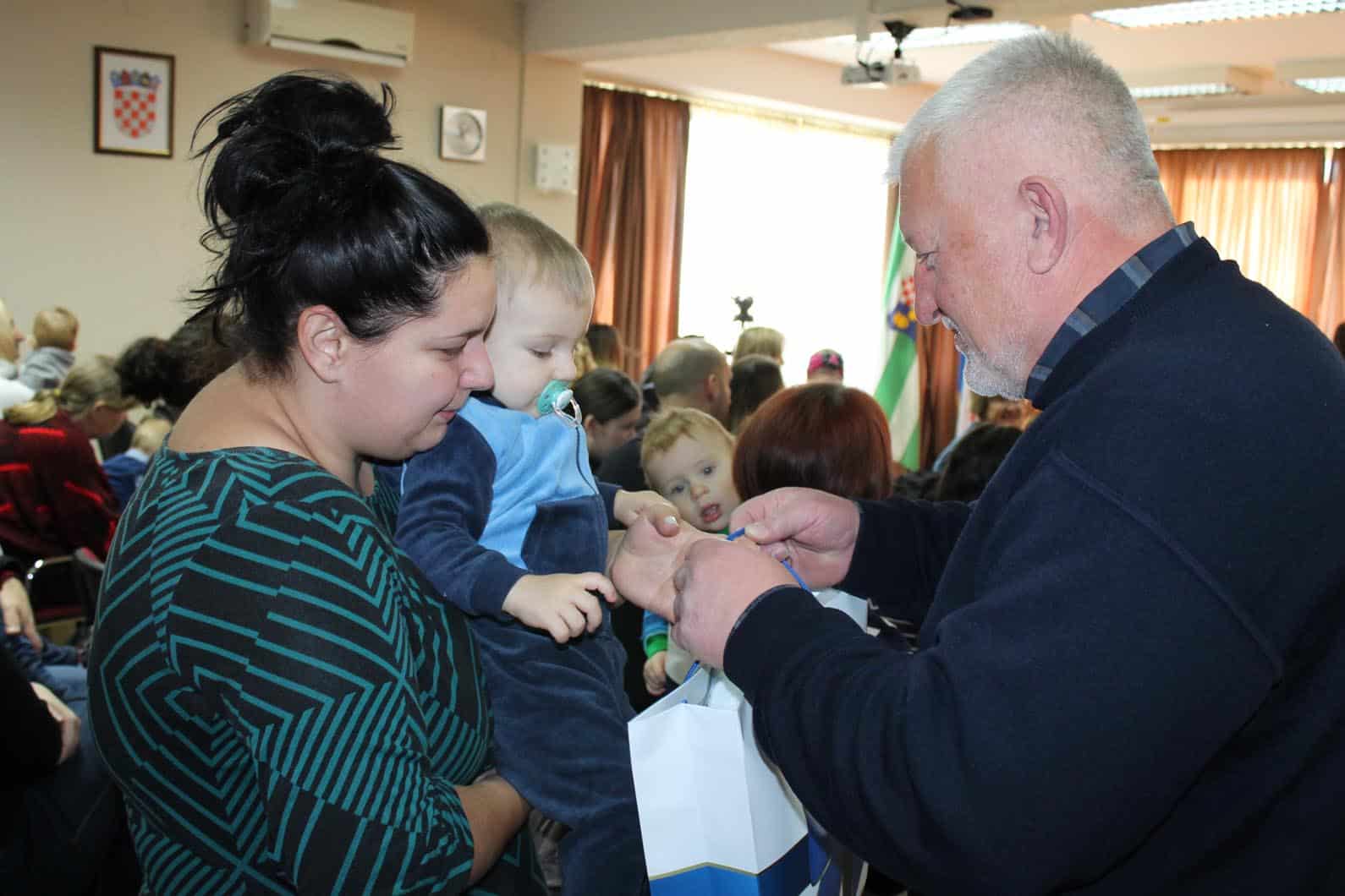 darivanje beba 2017 038