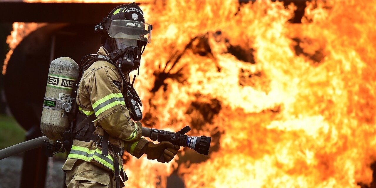 firefighter-1717918_1280