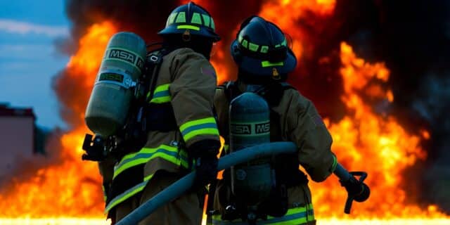 firefighter-2679283_960_720