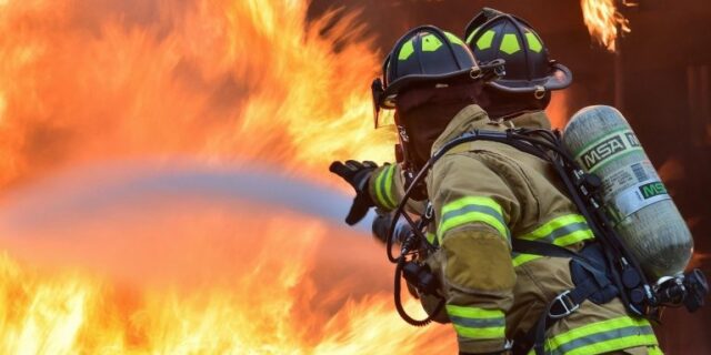 firefighters-1717916_1280-768×511-1