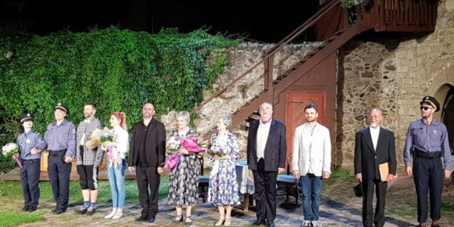 glumci na kraju premijere