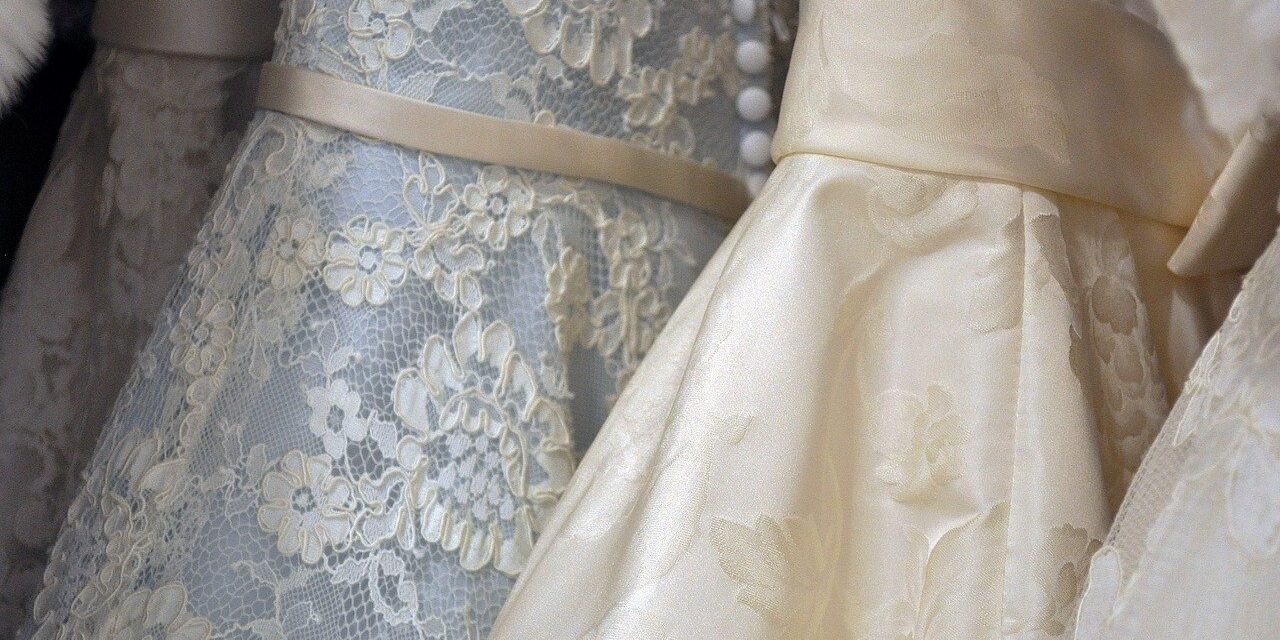 gown-2588238_1280