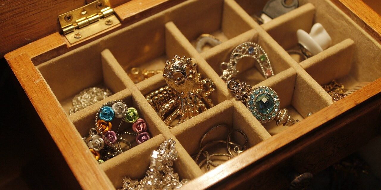 jewels-1090711_1280