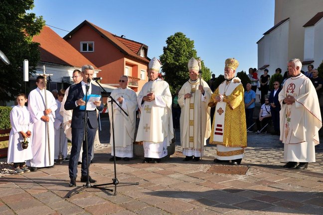 papa-bista_180522_autor_fotografije_drazen_kopac__12.jpg__648x432_q85_subsampling-2