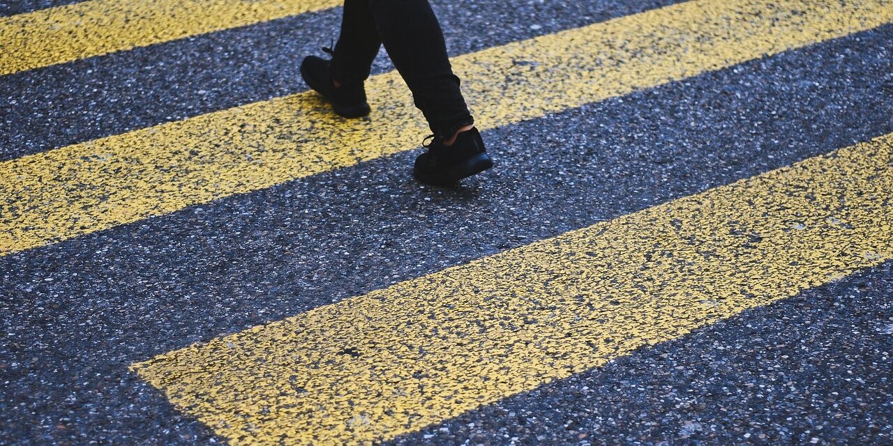 pedestrian-crossing-g152226906_1280