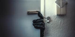 photo_burglar-opening-door