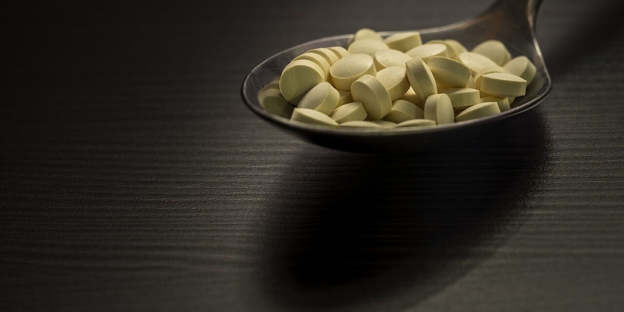 pills-on-a-spoon-3821287_1280