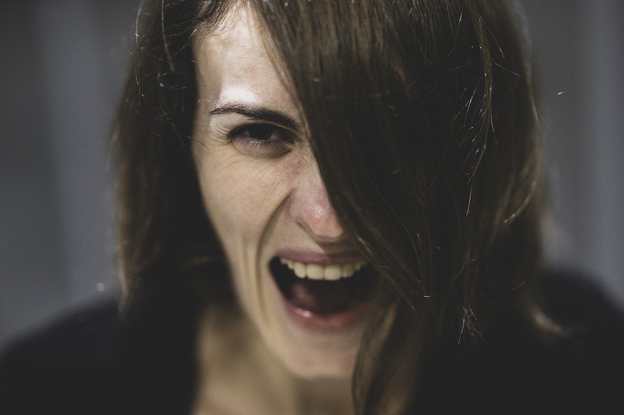 žena