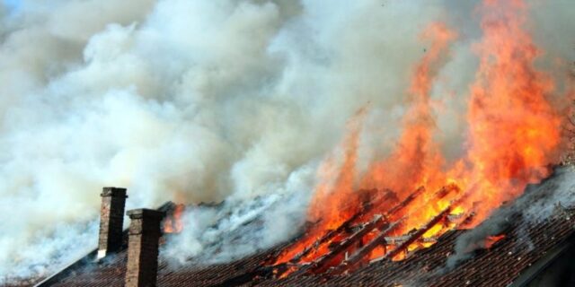 roof-on-fire-picture-id457549129-1080×600-1-768×427-1