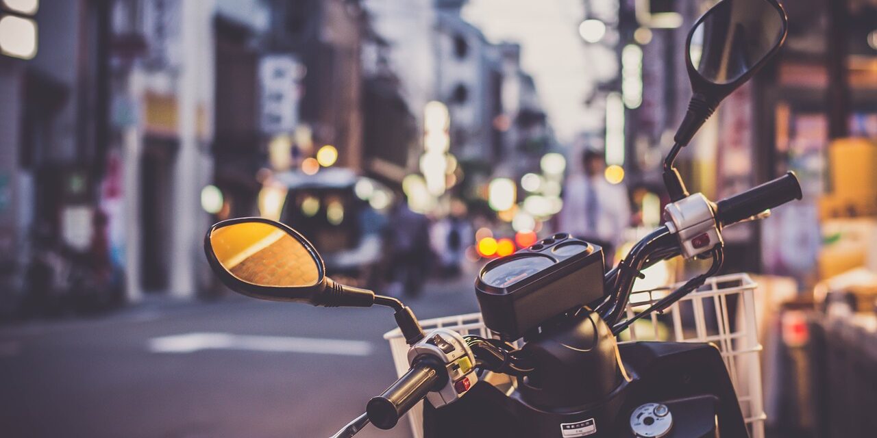 scooter-2792992_1280-2